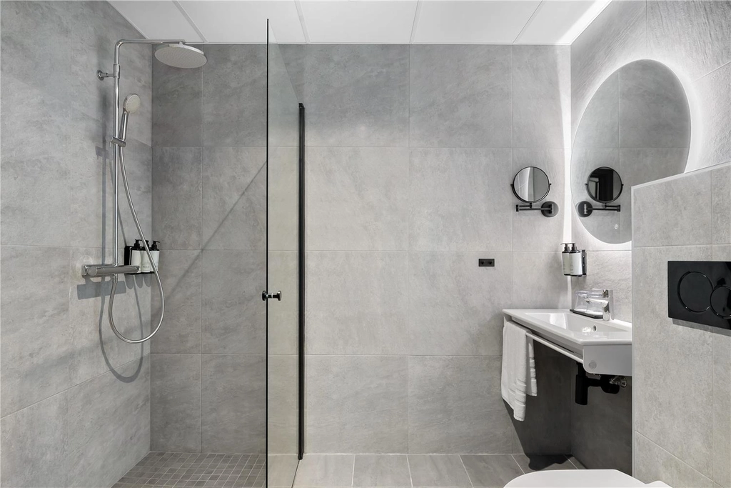 King Standard bath Riverside