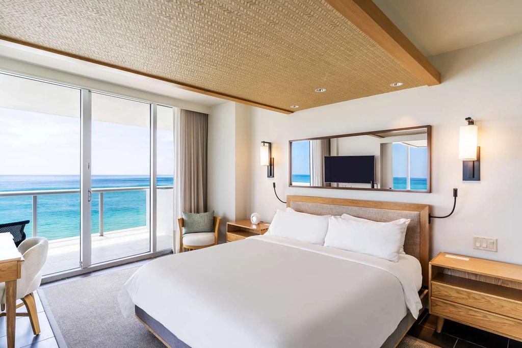 One Bedroom Oceanfront Suite with Balcony, King