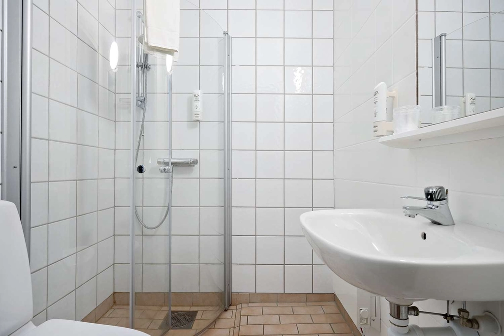 Bathroom BW Lagan