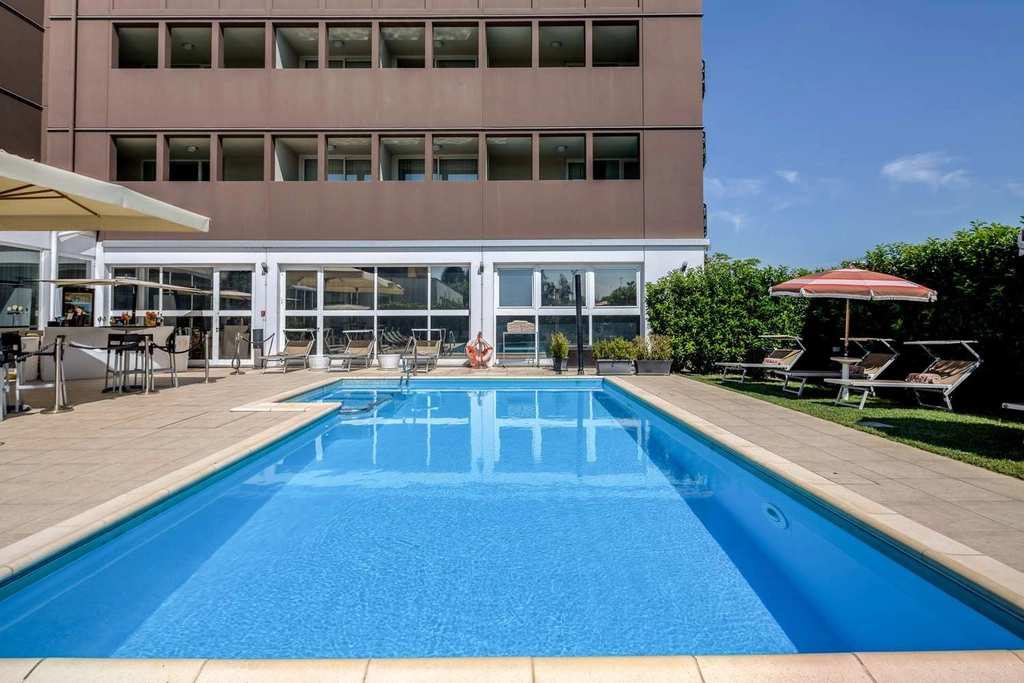 FAR PISCINA
