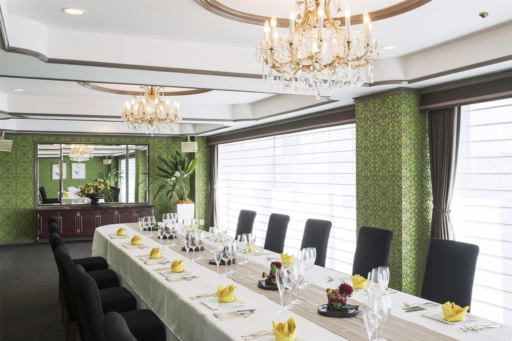 The Veranda Room is ideal for small meeing and receptions.