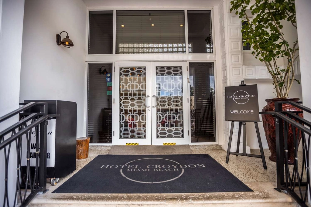 Hotel Croydon Miami Beach Entrance