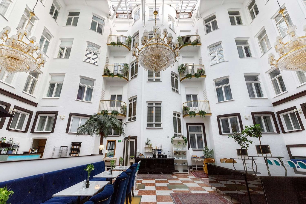 Courtyard Bentleys