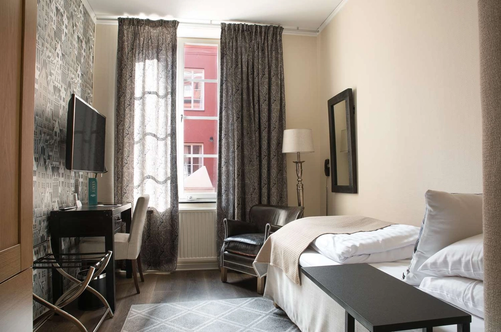 Guest Room with One Twin Bed