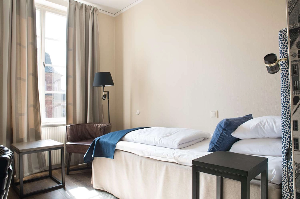 Guest Room with One Twin Bed