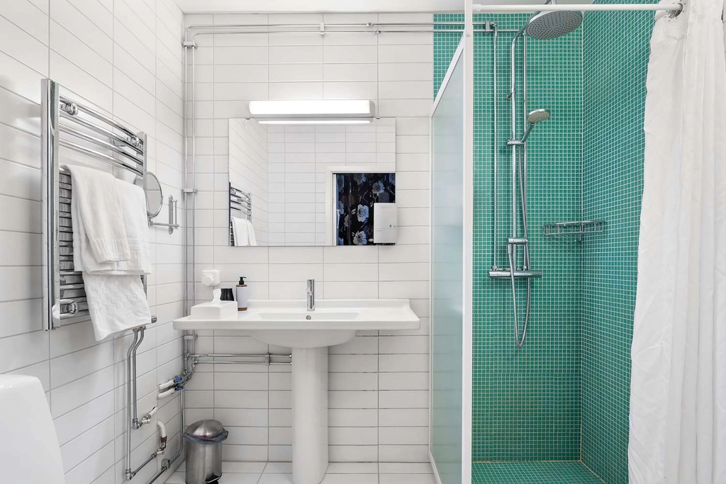 Queen superior bathroom BW Plus Grand Hotell Elektra
