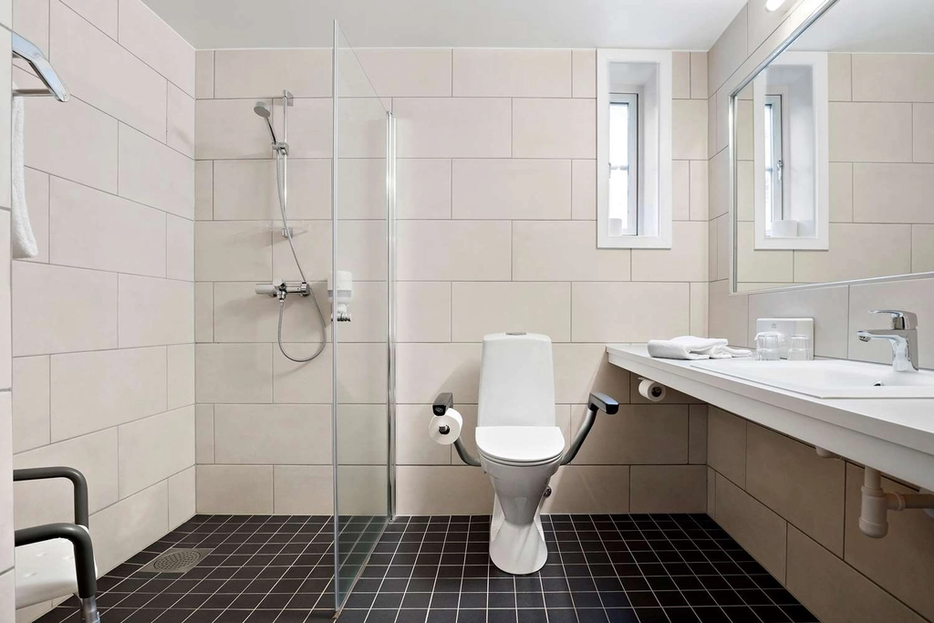 accessible bath room