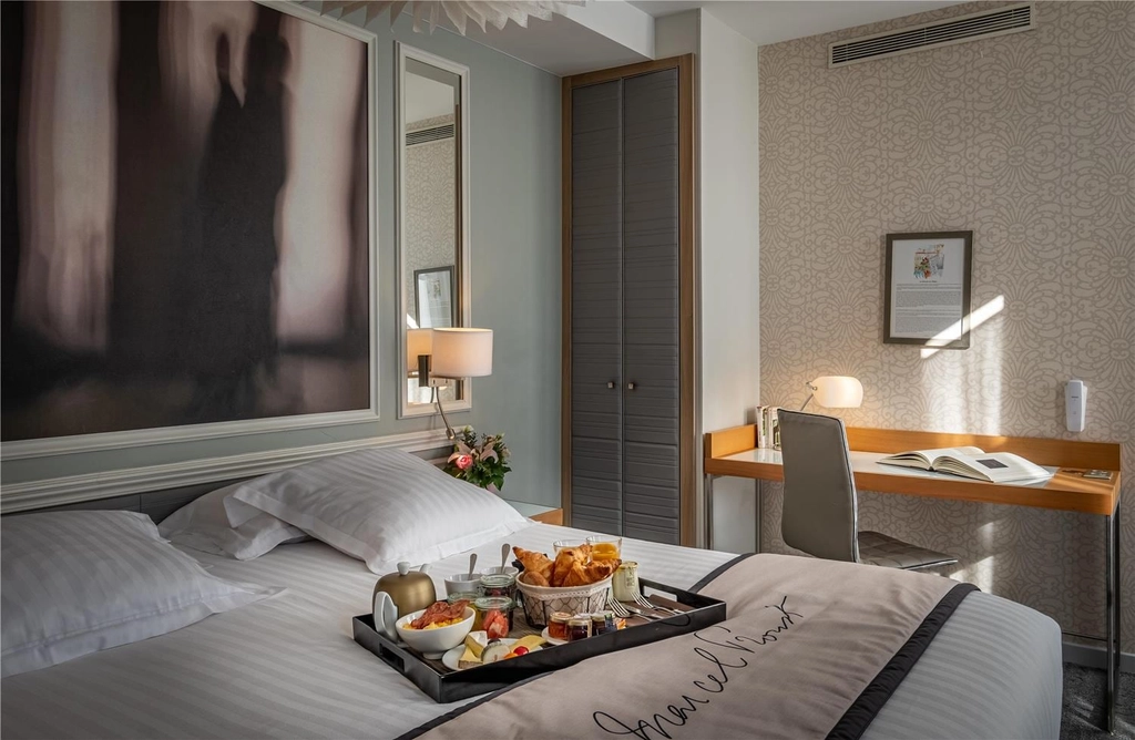EXECUTIVE ROOM