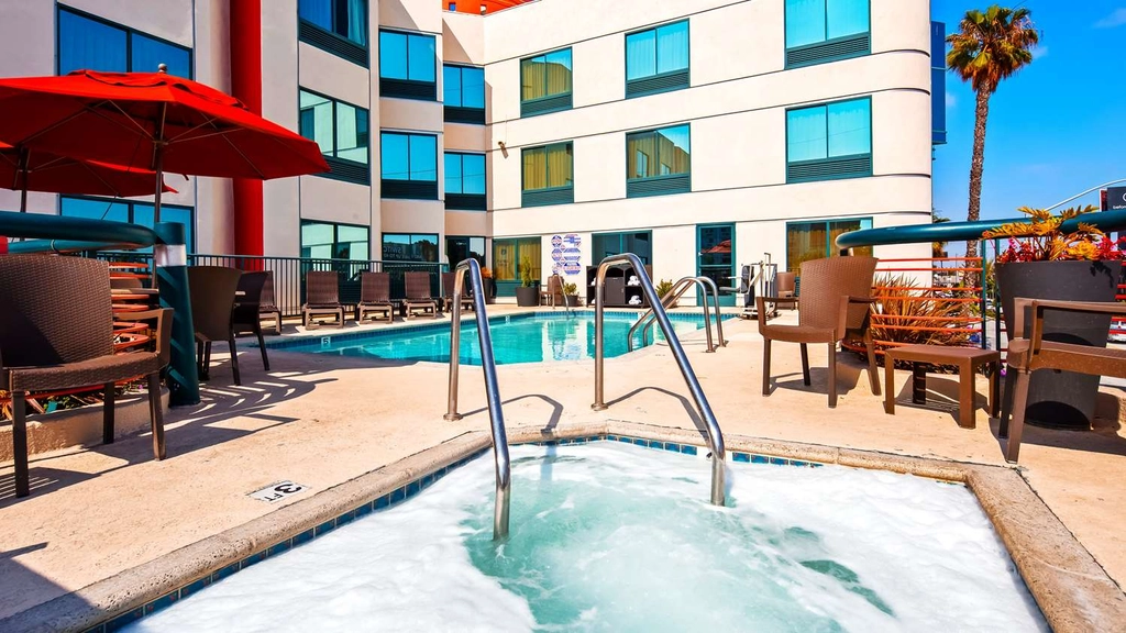 Outdoor Pool / Hot Tub