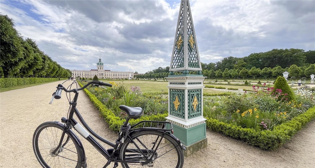 Cycle tour to Charlottenburg Palace