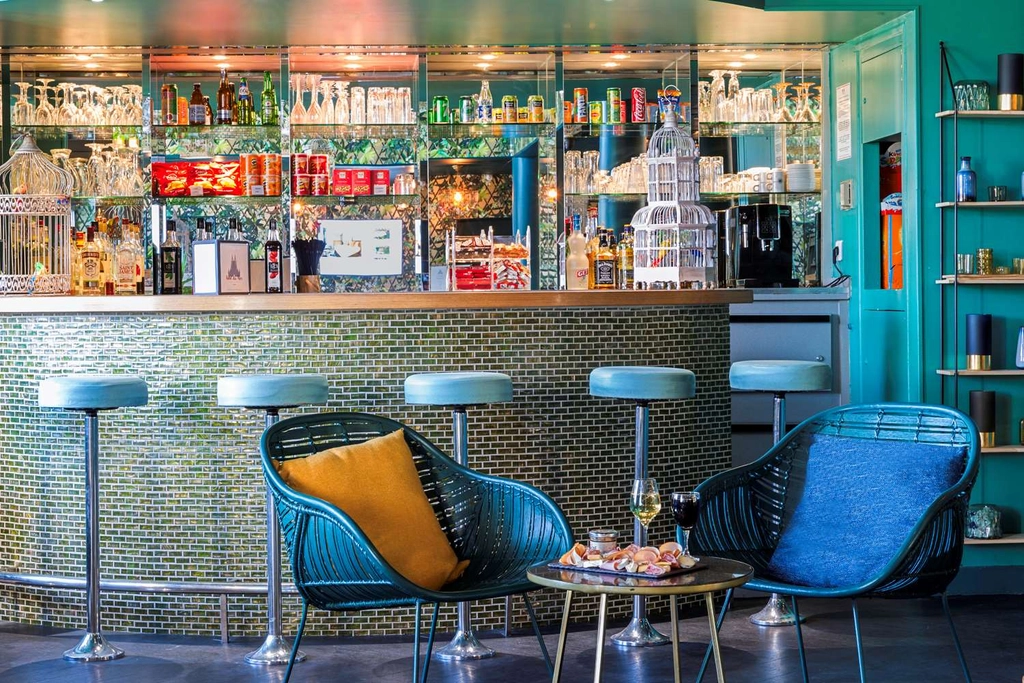 Bar/Cocktail Lounge