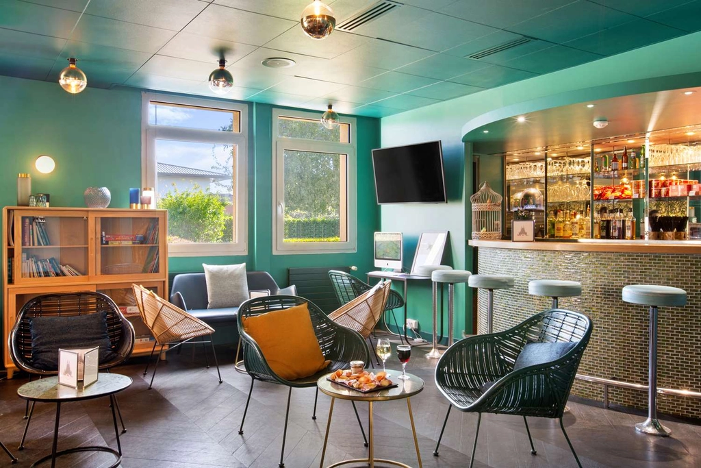 Bar/Cocktail Lounge