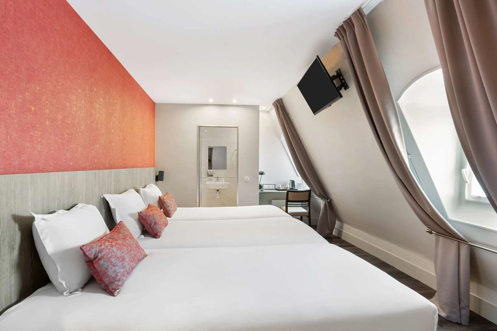 Triple Room with 3 single beds