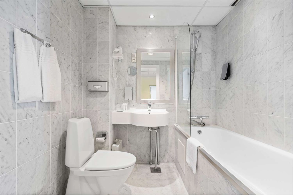 BW Airport Hotel Copenhagen bath room suite
