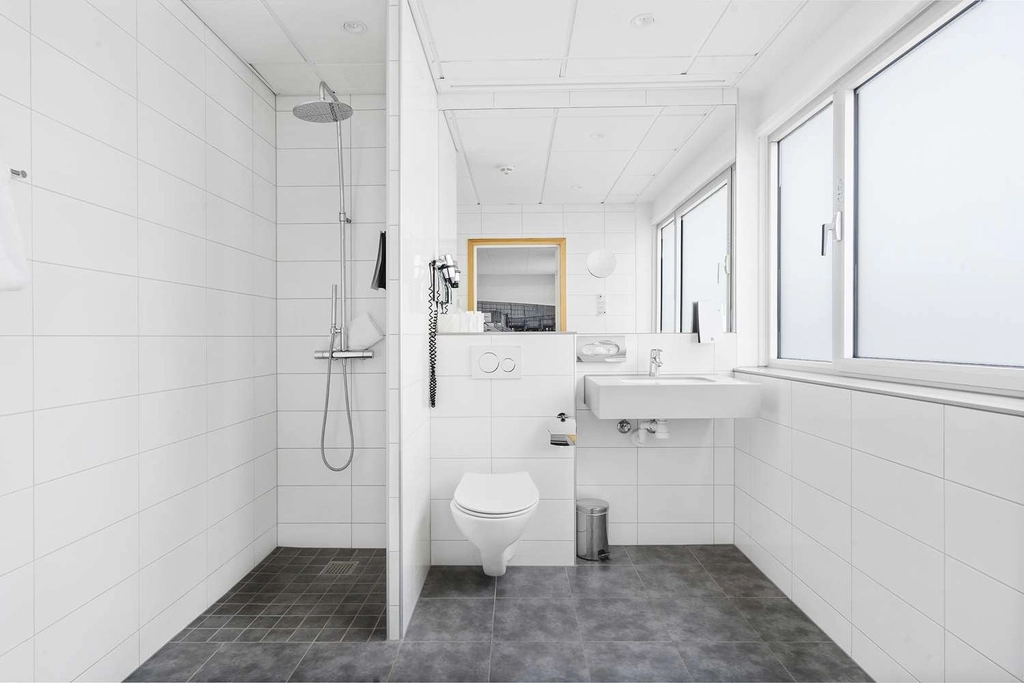 BW Airport Cph bath room superior 2_single
