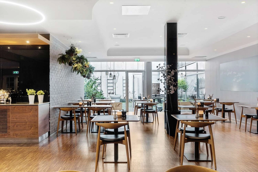 BW Airport Hotel Copenhagen breakfast seating area