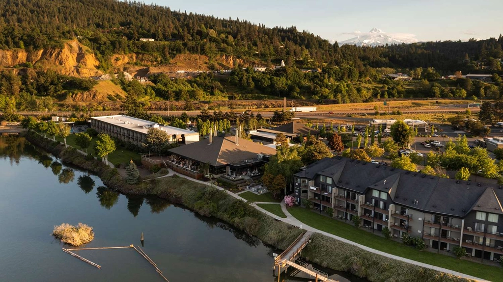 Full hotel with Mt Hood
