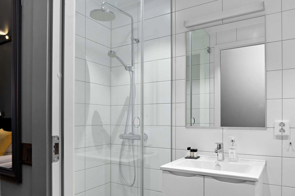 Superior bathroom BW Hotel Arctic Eden