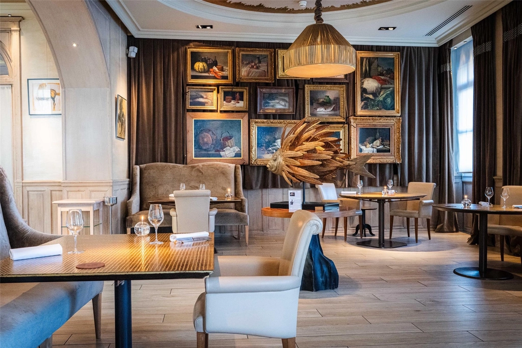 Elegance in the Service of Fine Dining