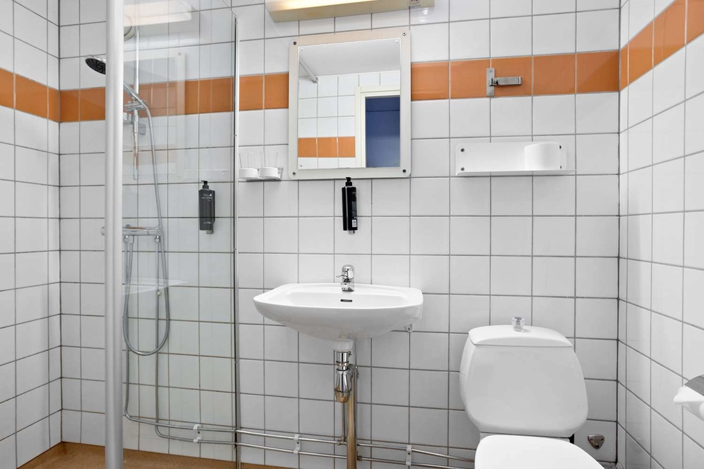Economy Bathroom BW Gustaf Fr ding