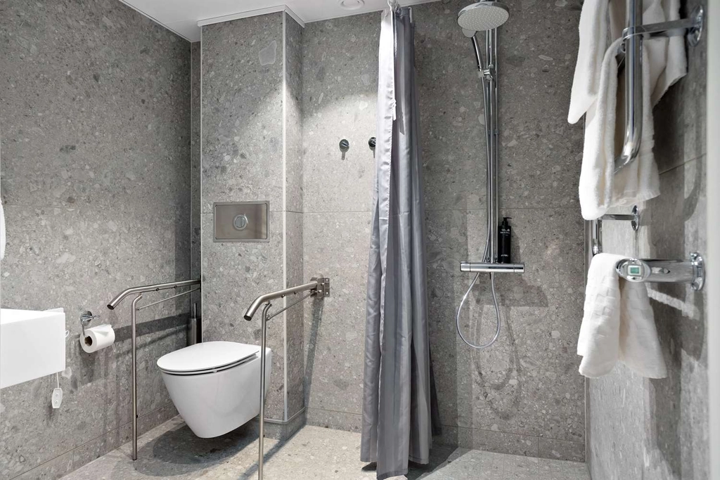 Family accessible bathroom BW Gustaf Fr ding