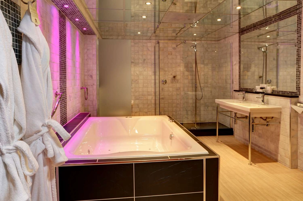Suite Bathroom