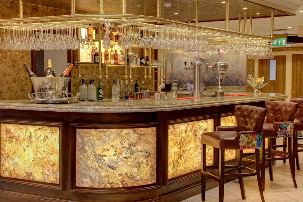 Hotel Bar