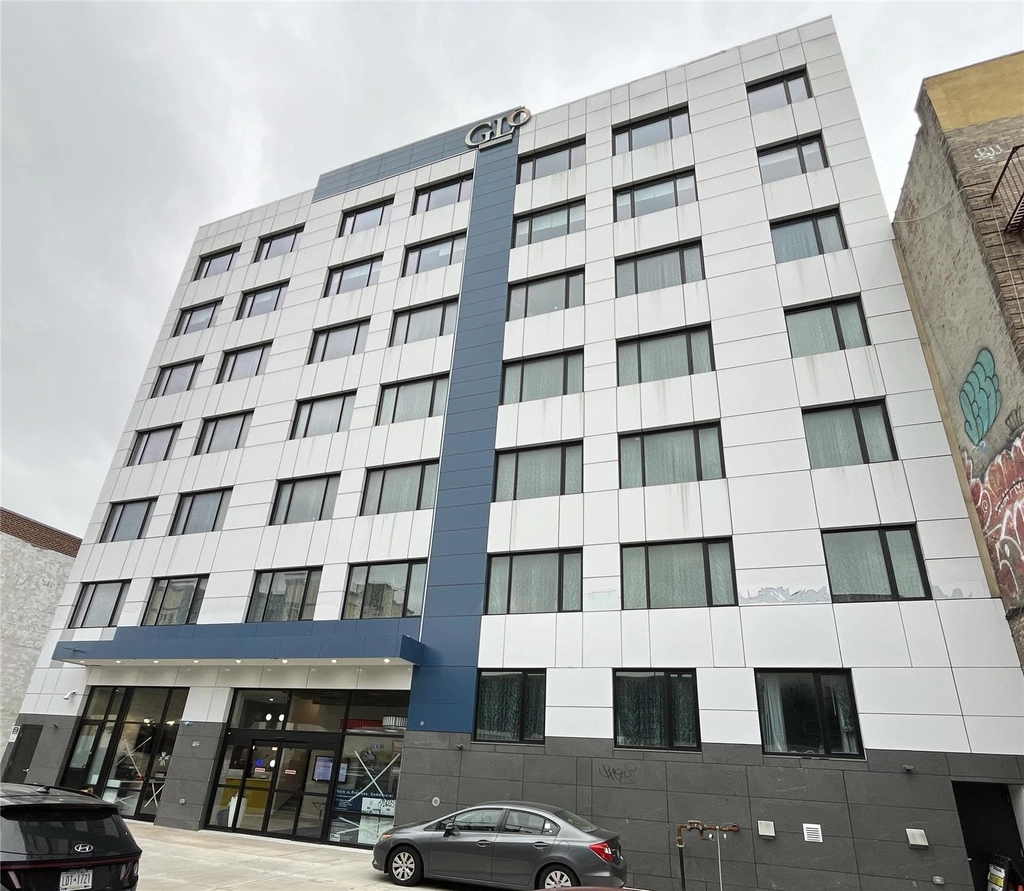 GLō Best Western Bronx NYC Exterior