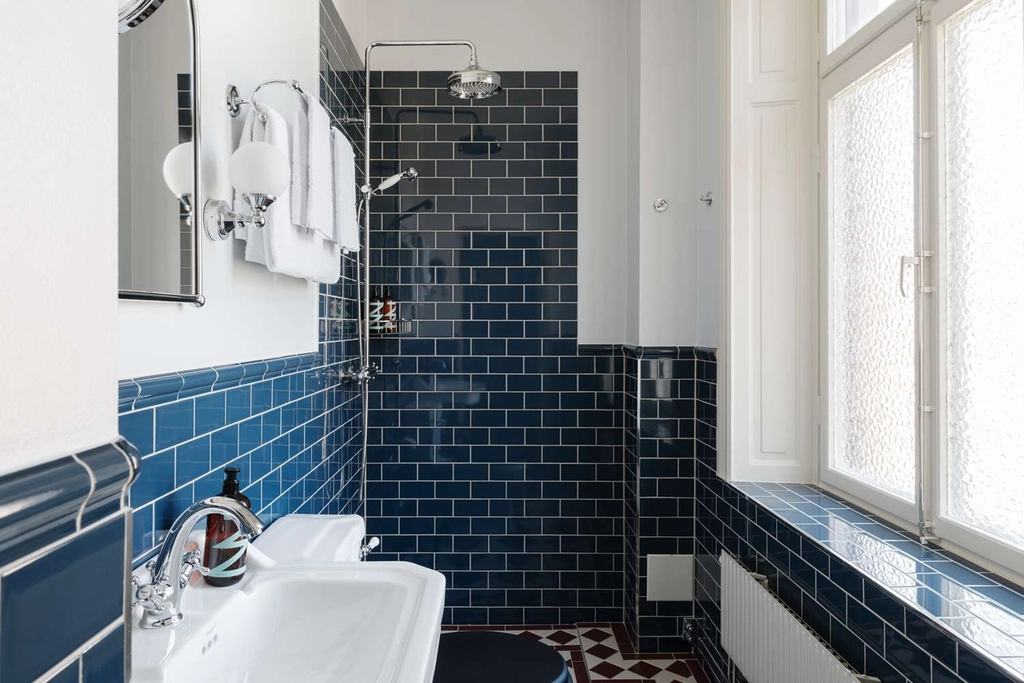 Hotel Ruth Bathroom blue