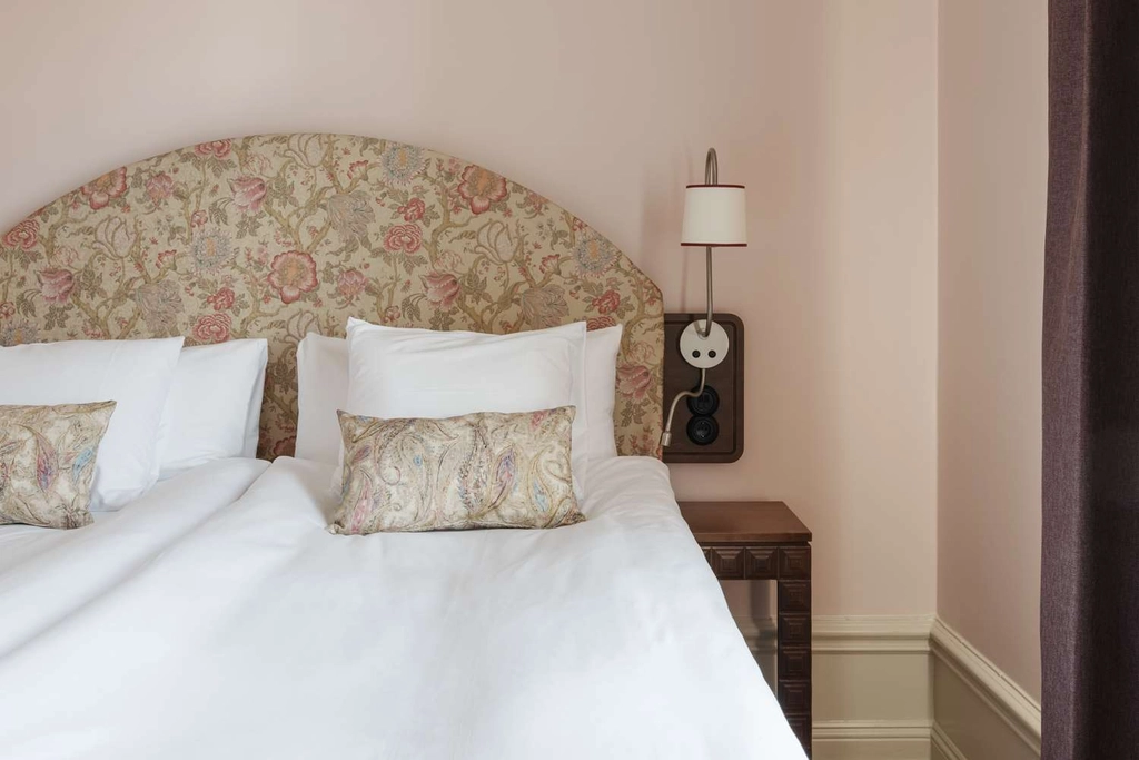 Hotel Ruth Standard King Pink bed side