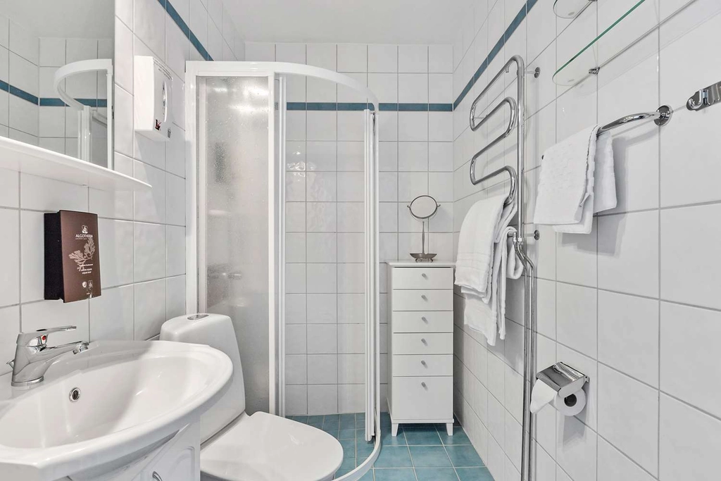 Family Bathroom Hotell Malmk ping BW