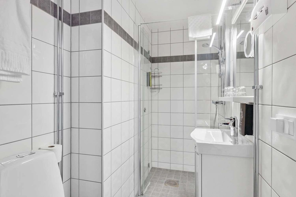 King twin standard Bathroom Hotell Malmk ping BW