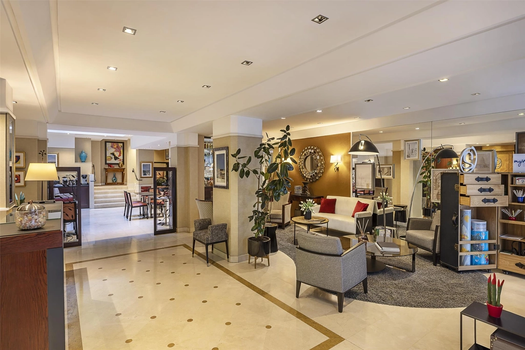 Lobby, reception and breakfast room