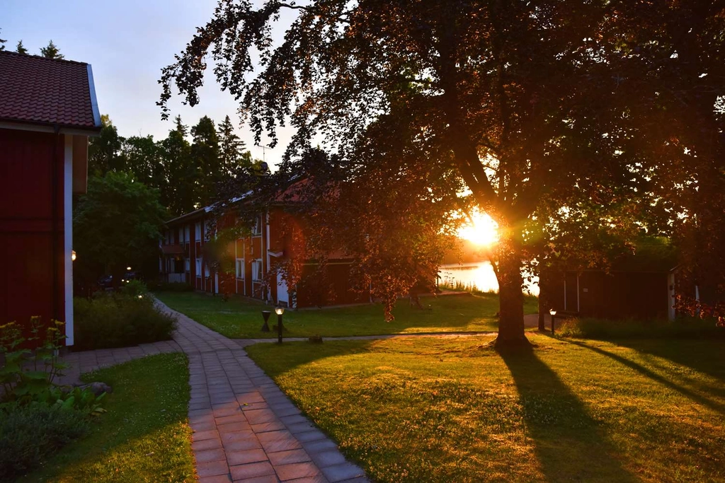 Best Western Ullinge summer night between buildings