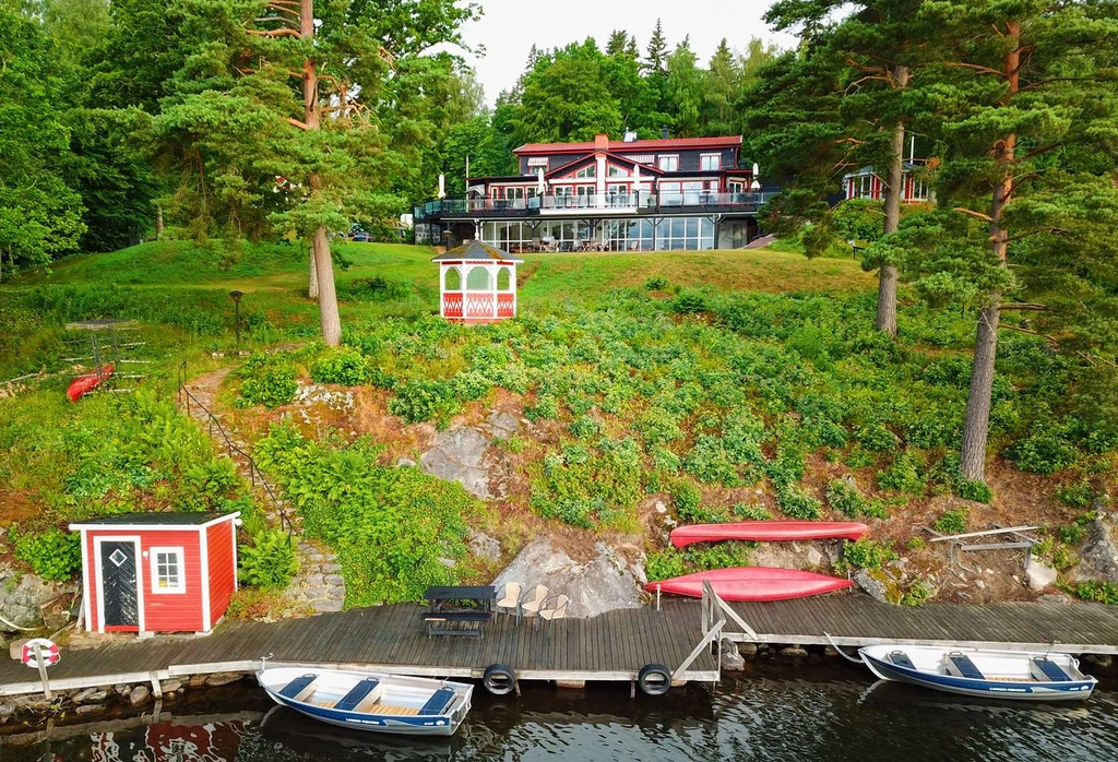 Best Western Ullinge seen from lake