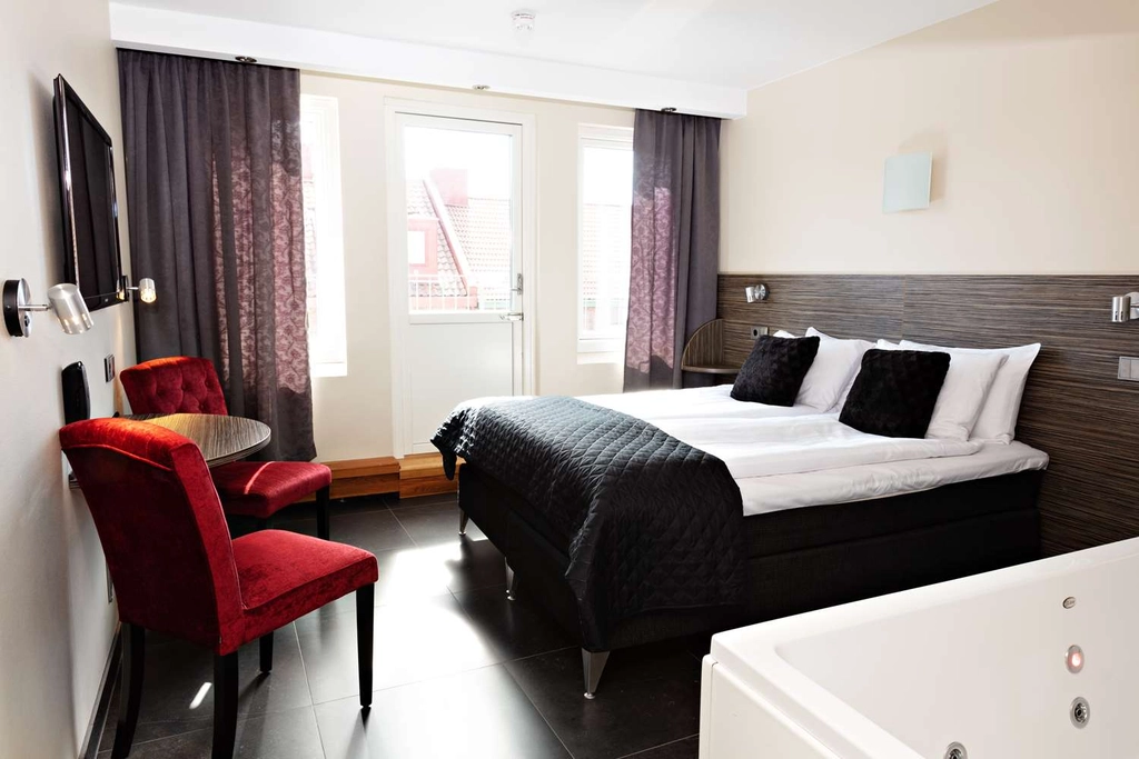 Queen Size bed with Jacuzzi