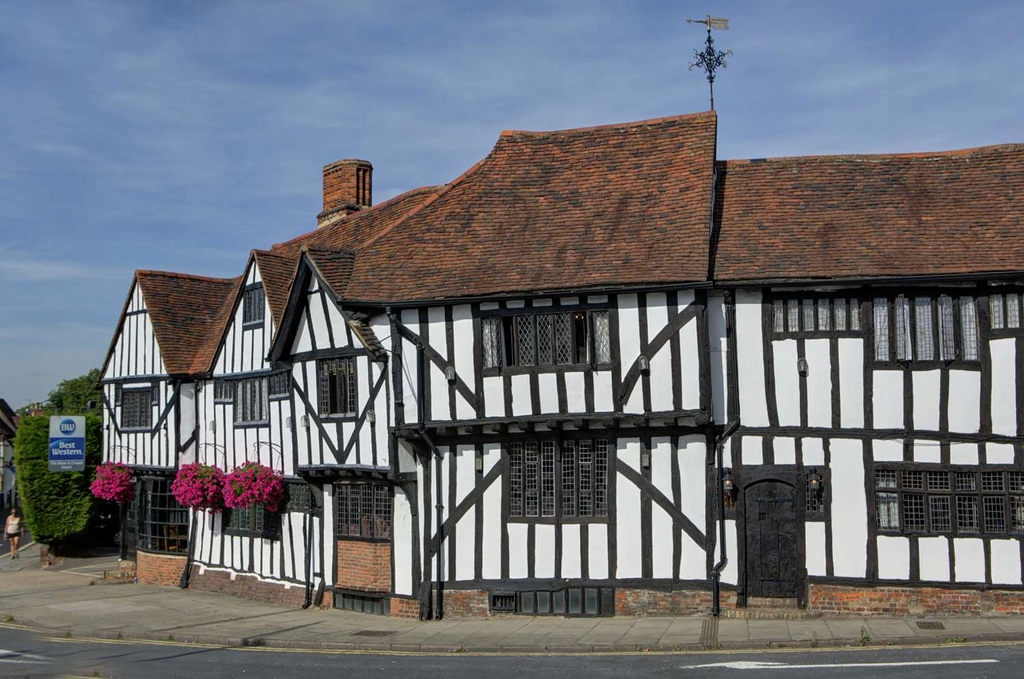 the rose and crown hotel grounds and