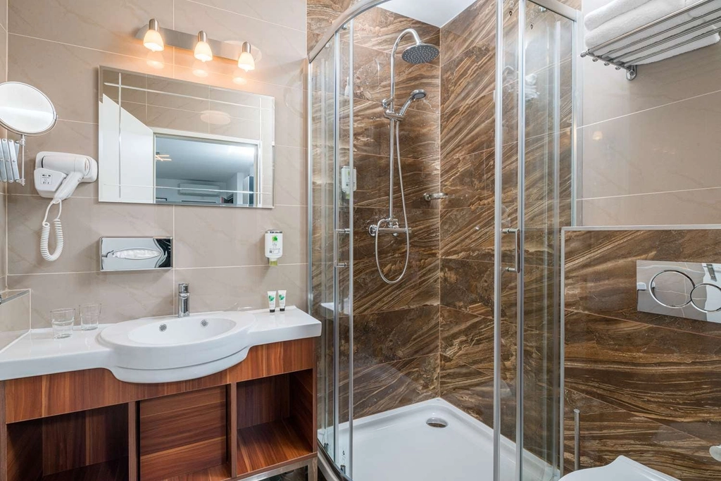 Guest room bath