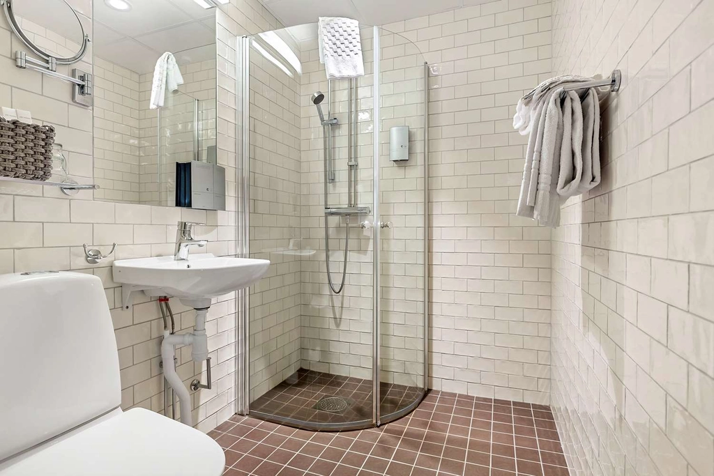 Bathroom BW Plus Park Airport Hotel