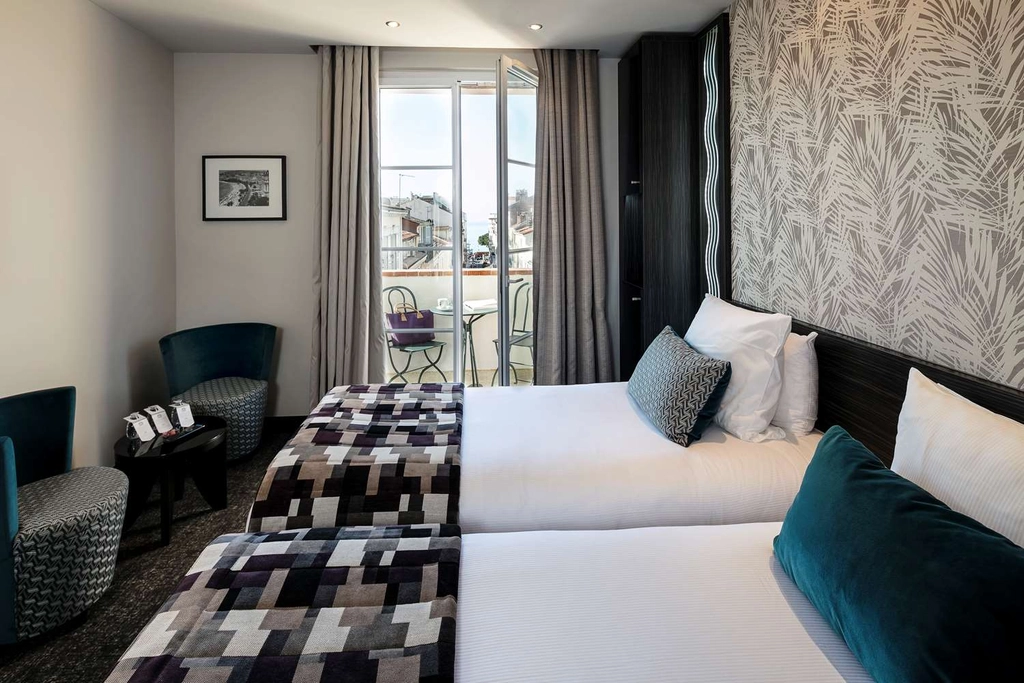 DELUXE BALCONY