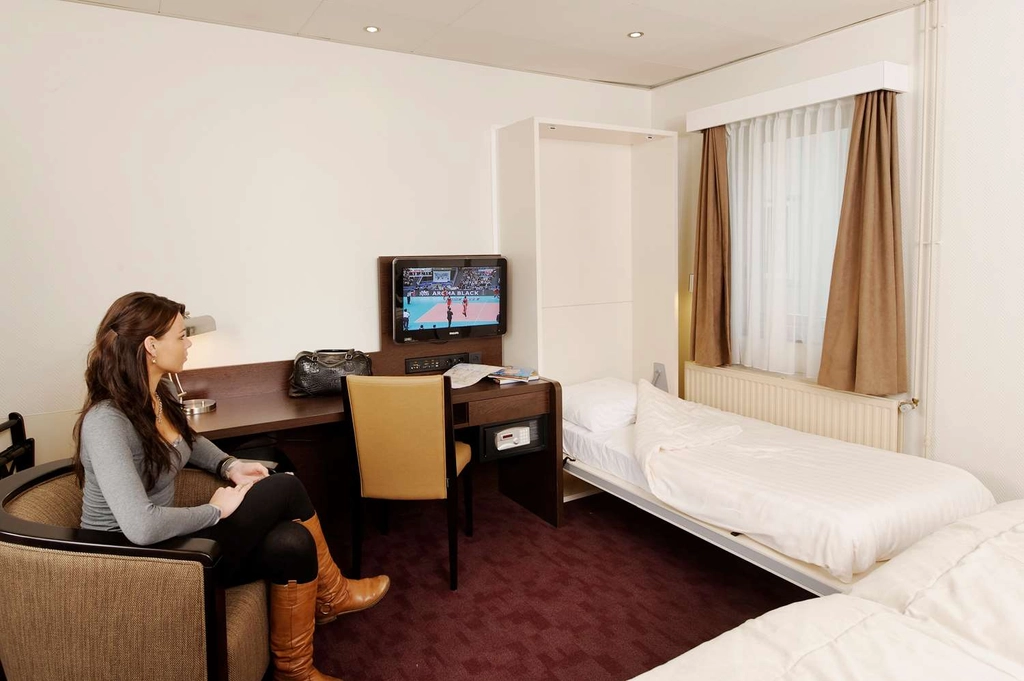 Two Twin Bed Guest Room