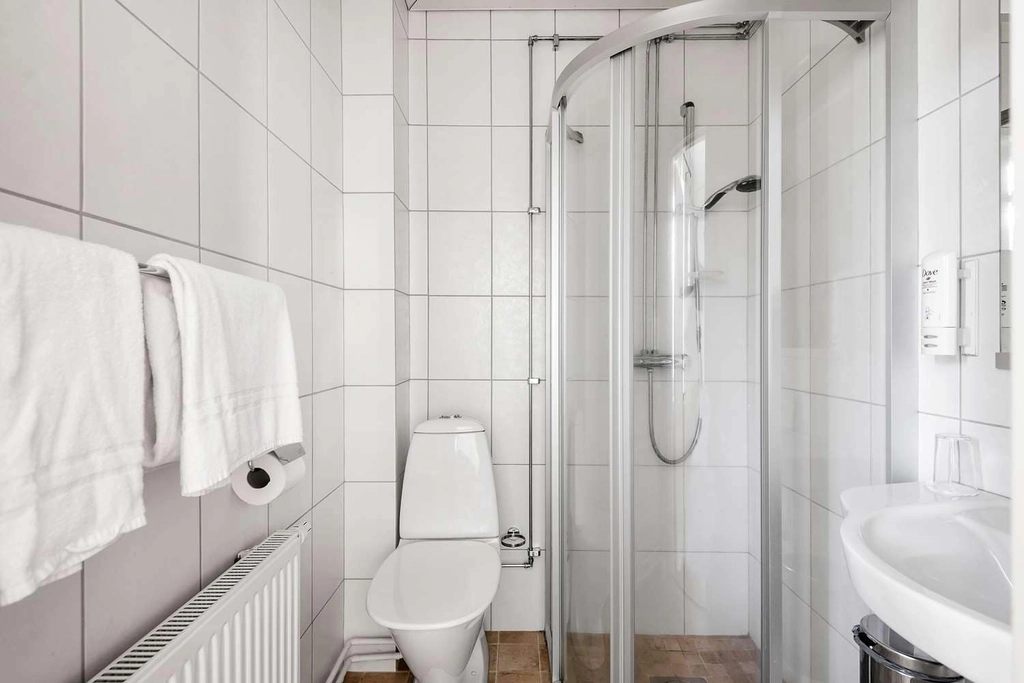 Single Bathroom BW jaby Herrg rd