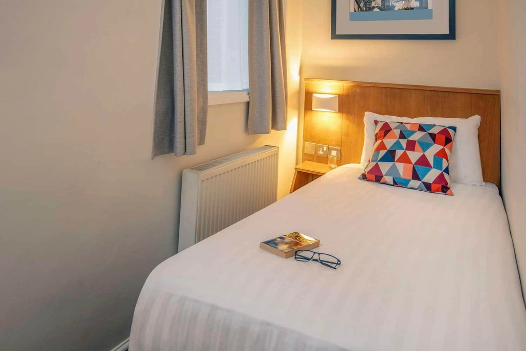 queensway hotel bedrooms