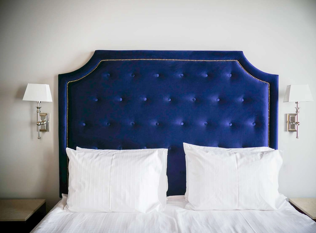 queen room bed